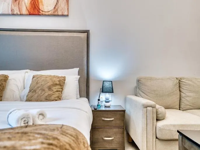 Elegant Studio With Burj Khalifa & Canal View - 1901 Dubai Apartment