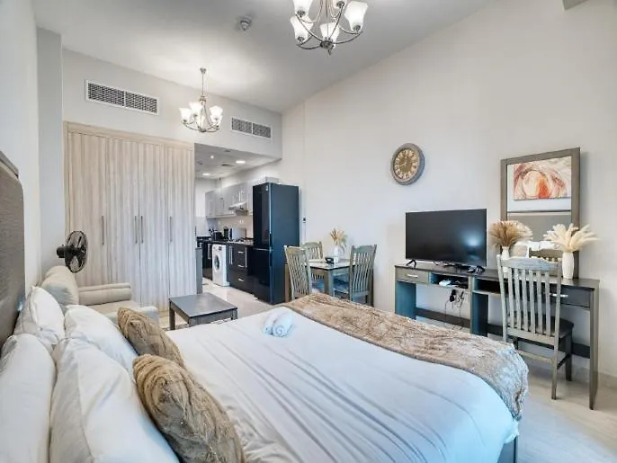 Apartment Elegant Studio With Burj Khalifa & Canal View - 1901 Dubai